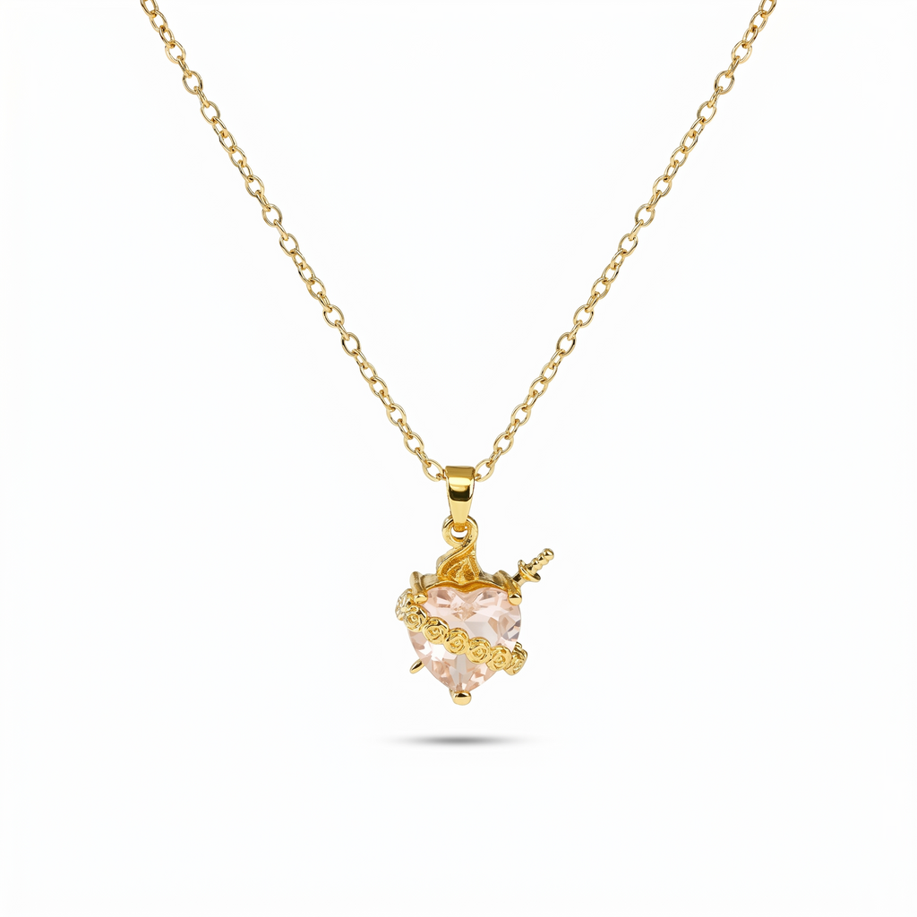 Collar del Inmaculado Corazón de María con cristal rosa en forma de corazón, espada dorada y rosas – vista completa sobre fondo blanco