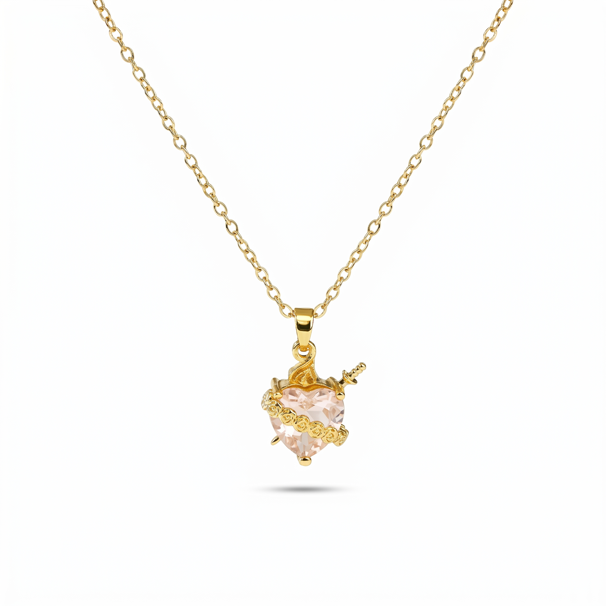Collar del Inmaculado Corazón de María con cristal rosa en forma de corazón, espada dorada y rosas – vista completa sobre fondo blanco