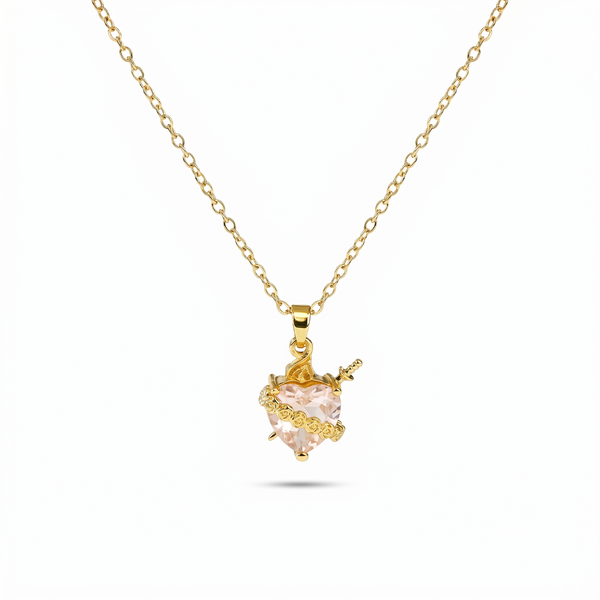 Collar del Inmaculado Corazón de María con cristal rosa en forma de corazón, espada dorada y rosas – vista completa sobre fondo blanco