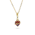 Collar del Sagrado Corazón de Jesús con cristal rojo en forma de corazón, cruz dorada y circonitas – vista completa sobre fondo blanco
