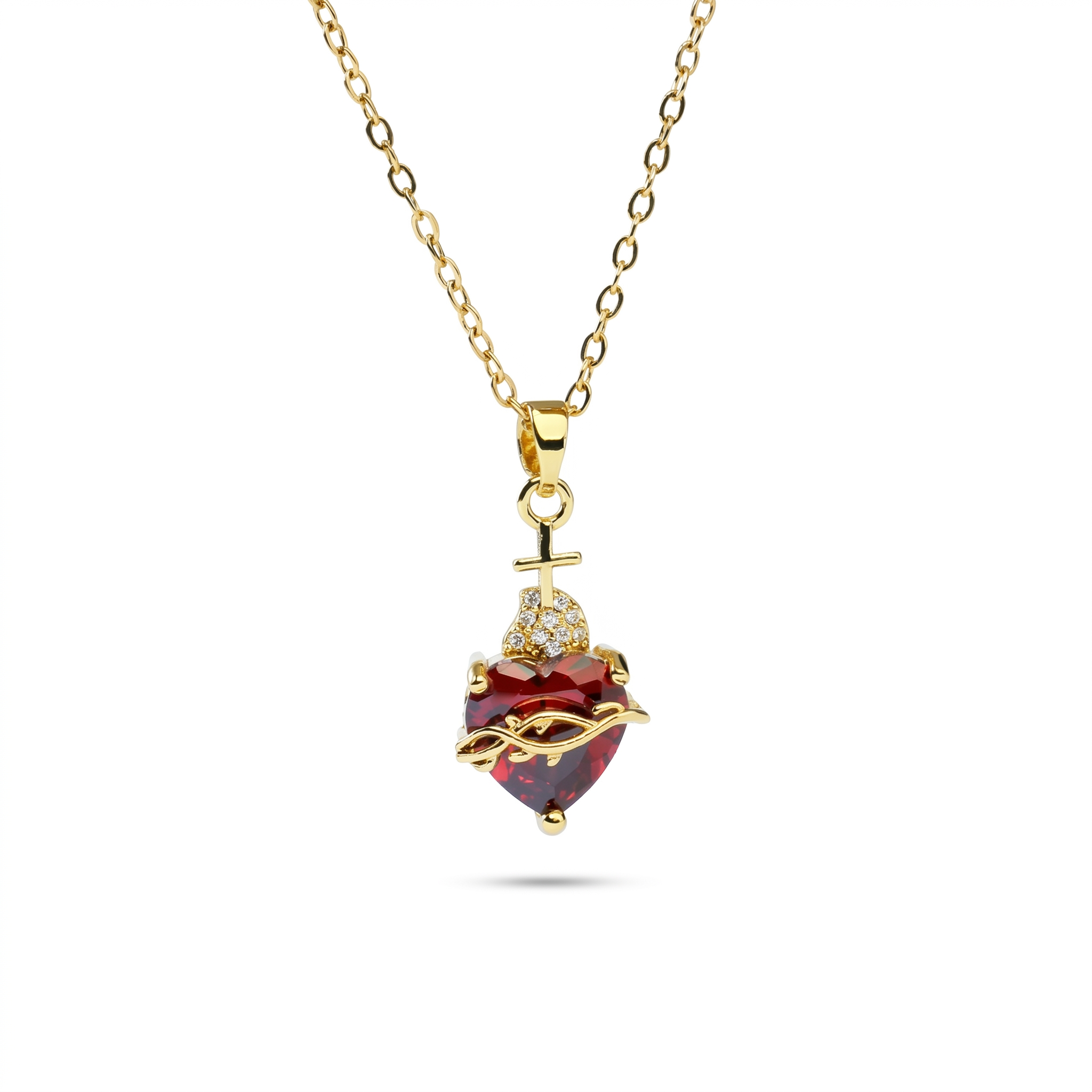 Collar del Sagrado Corazón de Jesús con cristal rojo en forma de corazón, cruz dorada y circonitas – vista completa sobre fondo blanco