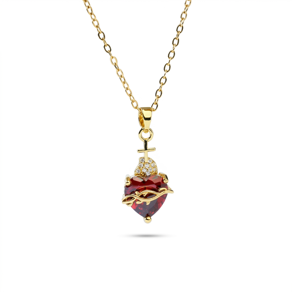 Collar del Sagrado Corazón de Jesús con cristal rojo en forma de corazón, cruz dorada y circonitas – vista completa sobre fondo blanco