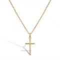 Collar Cruz Sencilla dorada, cruz cristiana clásica lisa pulida – vista completa sobre fondo blanco