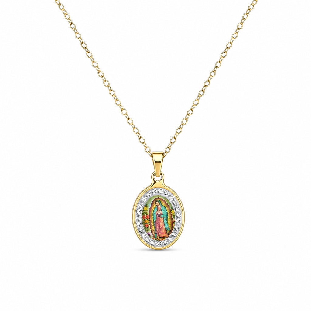 Collar Virgen de Guadalupe de acero inoxidable con imagen a color y circonias – vista completa sobre fondo blanco