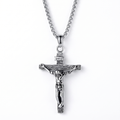 Colgante Crucifijo de Jesús con INRI en acero inoxidable 316L – vista completa sobre fondo blanco