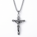 Colgante Crucifijo de Jesús con INRI en acero inoxidable 316L – vista completa sobre fondo blanco