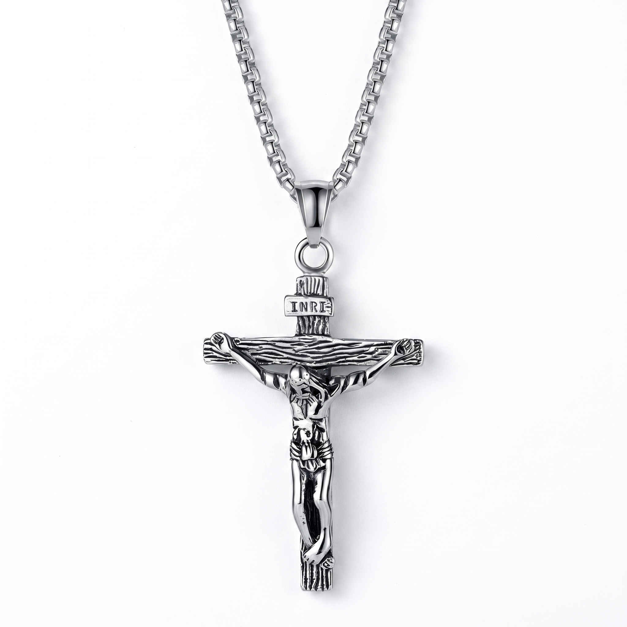Colgante Crucifijo de Jesús con INRI en acero inoxidable 316L – vista completa sobre fondo blanco