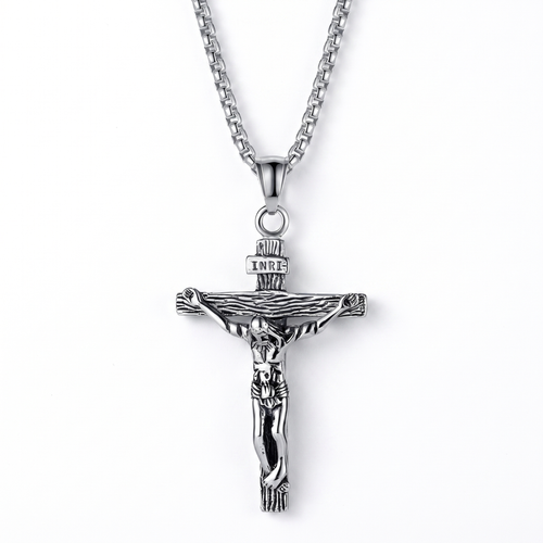 Colgante Crucifijo de Jesús con INRI en acero inoxidable 316L – vista completa sobre fondo blanco
