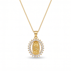 Collar Virgen de Guadalupe, medalla ovalada dorada con marco de circonias blancas – vista completa sobre fondo blanco