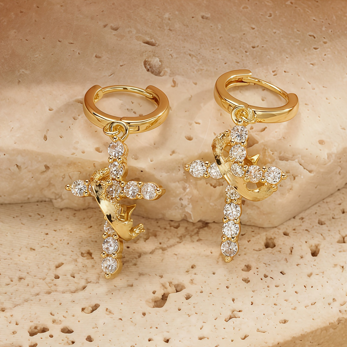 Detalle del pendientes — Pendientes Cruz y Corona - Bano Dorado con Zirconia