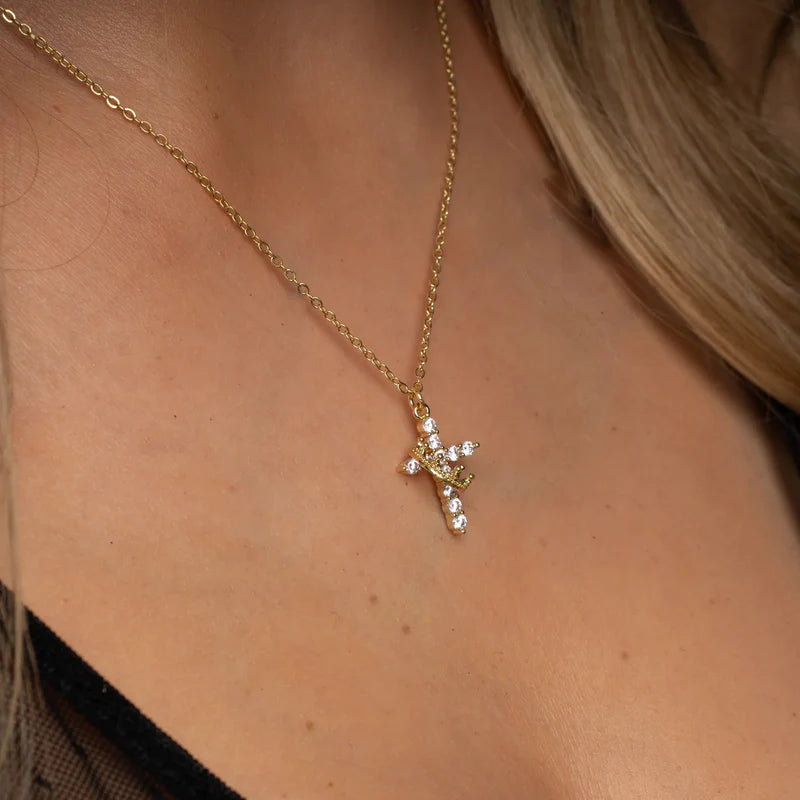 Collar de Cruz Giratoria con corona de espinas, cruz de circonias doradas – detalle en el escote
