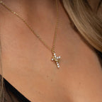 Collar de Cruz Giratoria con corona de espinas, cruz de circonias doradas – detalle en el escote