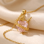 Collar del Inmaculado Corazón de María con cristal rosa en forma de corazón, espada dorada y rosas – detalle macro del colgante sobre satén