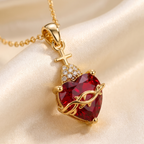 Detalle del colgante del Sagrado Corazón de Jesús: corazón de zirconia roja con corona de espinas y cruz dorada