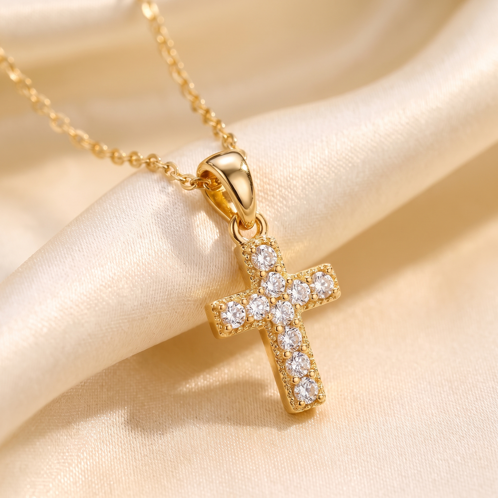Collar Cruz Delicada con circonias, minimalista, cadena fina – detalle macro sobre satén