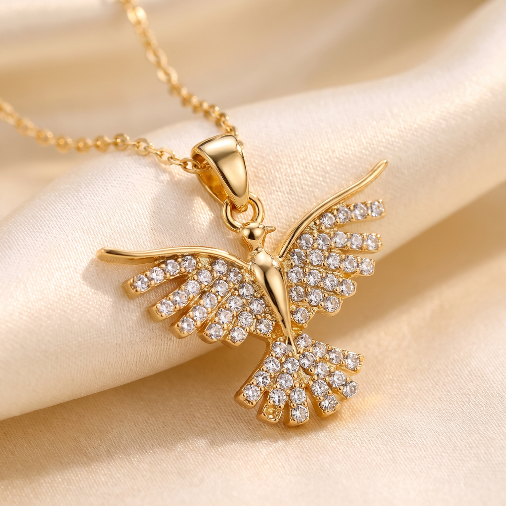 Collar Paloma del Espíritu Santo dorada con alas de circonias, colgante de paloma – detalle macro sobre satén
