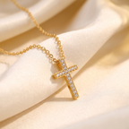 Collar de Cruz con circonias en oro 18K, cadena fina – detalle macro sobre satén