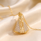 Collar de la Virgen María con pavé de circonias en dorado – detalle macro sobre satén