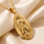Collar Virgen de Guadalupe en forma de gota, relieve dorado con borde de rayos – detalle macro sobre satén