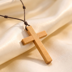 Collar de Cruz de madera natural con cordón ajustable – detalle macro sobre satén