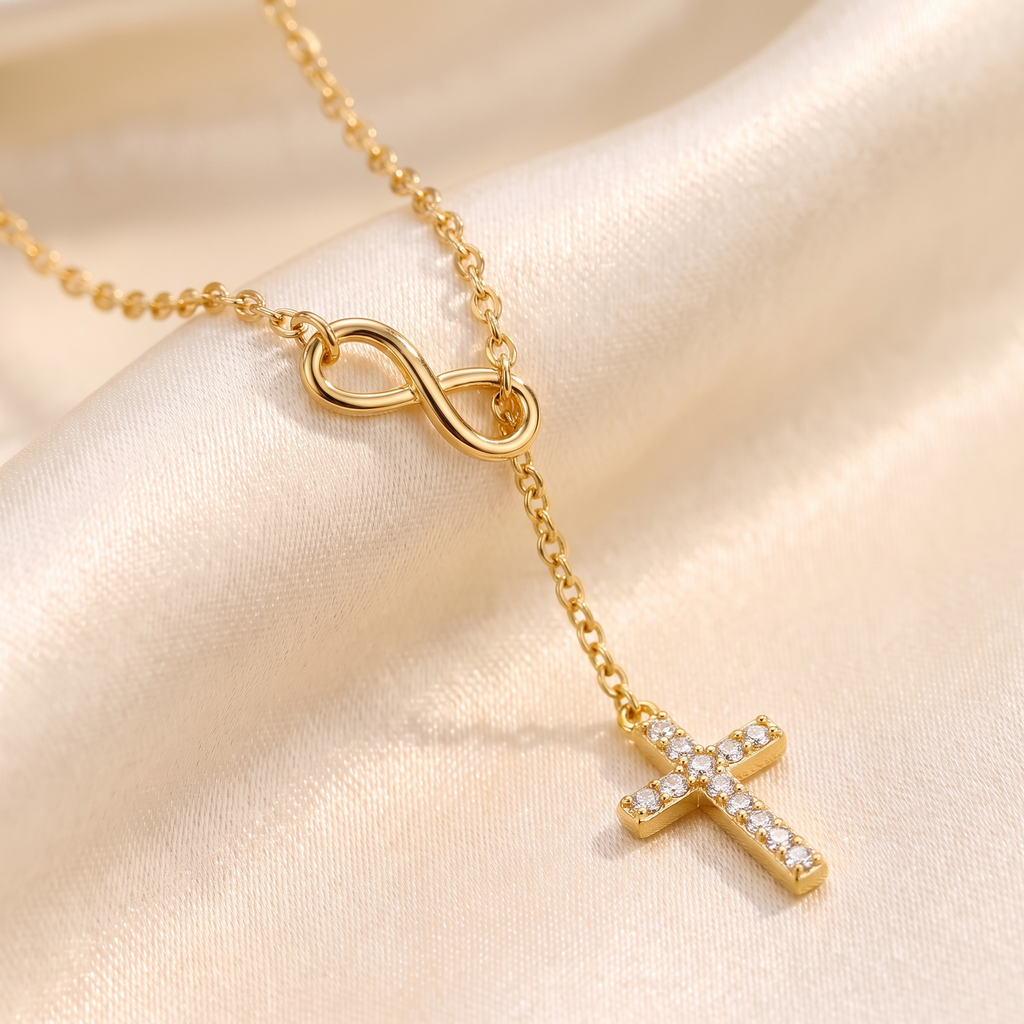 Collar Cruz e Infinito Fe Eterna, cruz con circonias estilo lariat – detalle macro sobre satén