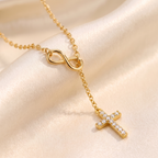 Collar Cruz e Infinito Fe Eterna, cruz con circonias estilo lariat – detalle macro sobre satén