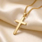 Collar de Cruz lisa de Fe y Protección en cadena cubana – detalle macro sobre satén