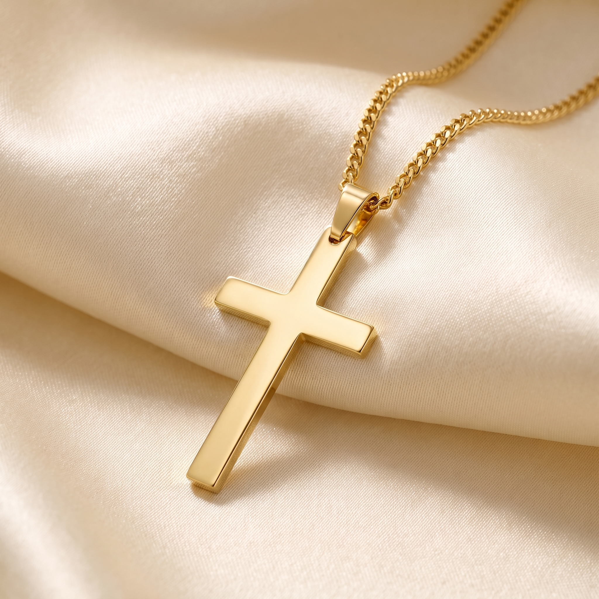 Collar de Cruz lisa de Fe y Protección en cadena cubana – detalle macro sobre satén