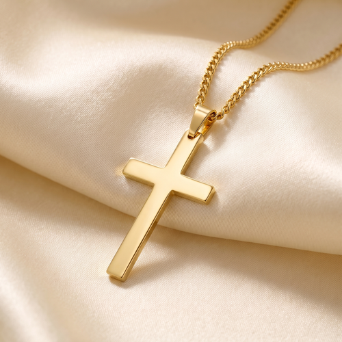Collar de Cruz lisa de Fe y Protección en cadena cubana – detalle macro sobre satén