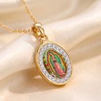 Collar Virgen de Guadalupe de acero inoxidable con imagen a color y circonias – detalle macro sobre satén