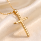 Collar Cruz Sencilla dorada, cruz cristiana clásica lisa pulida – detalle macro sobre satén
