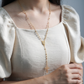 Collar Rosario Bohemio en Y con corazón de la Virgen y cruz cristiana calada – puesto mostrando el largo del Y