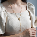 Collar Rosario Bohemio en Y con corazón de la Virgen y cruz cristiana calada – puesto mostrando el largo del Y