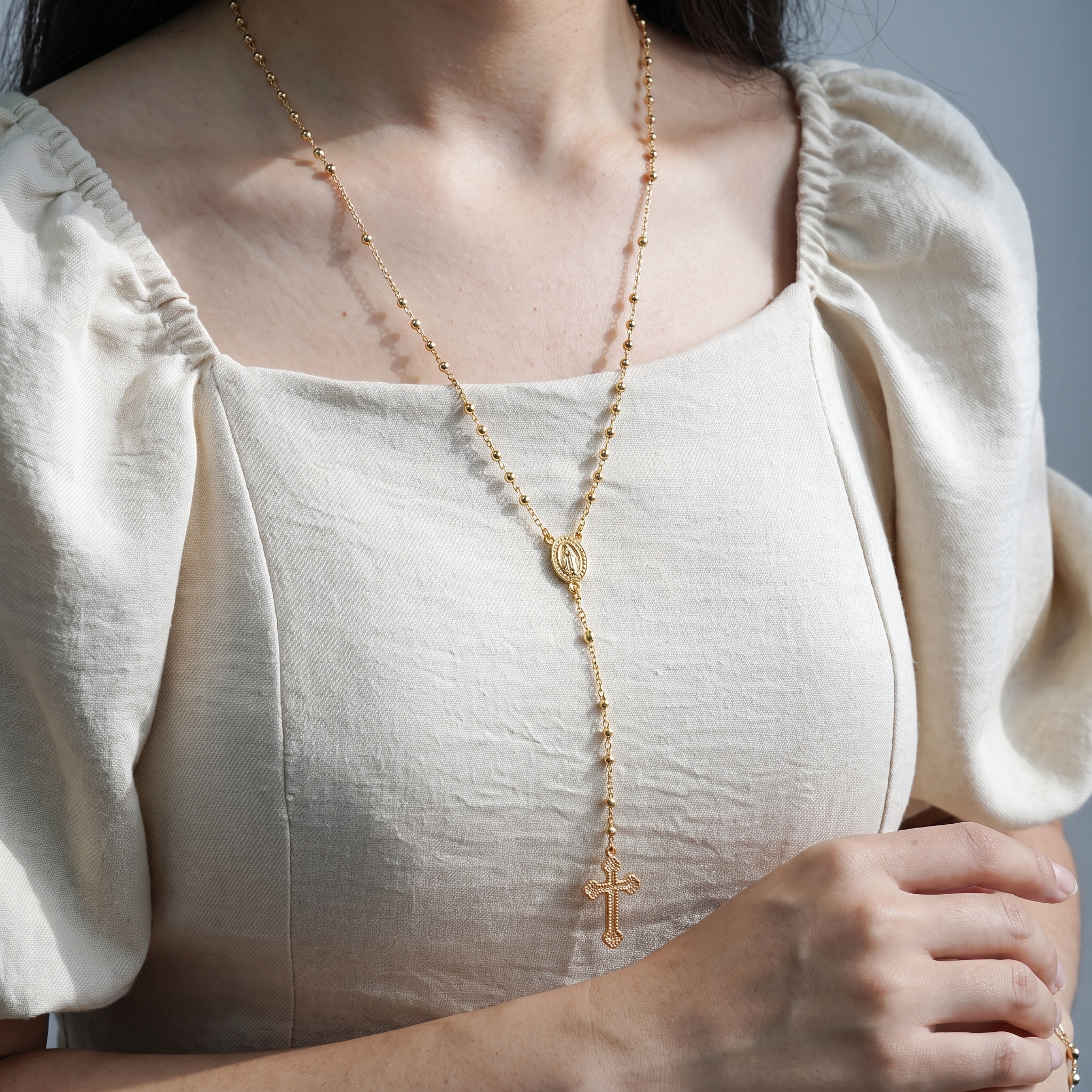 Collar Rosario Bohemio en Y con corazón de la Virgen y cruz cristiana calada – puesto mostrando el largo del Y