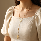 Collar Rosario Dorado en Y con corazón calado de la Virgen María y cruz – puesto mostrando el largo del Y