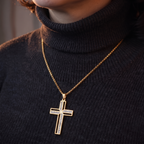 Collar de Cruz de Acero Inoxidable, cruz calada dorada con circonias – sobre suéter oscuro
