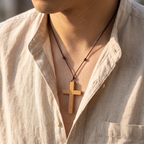 Collar de Cruz de madera natural con cordón ajustable – puesto sobre ropa oscura