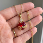 Collar Sagrado Corazón de Jesús con circonia roja, corazón de cristal rojo con corona de espinas, llama y cruz – escala real en la mano
