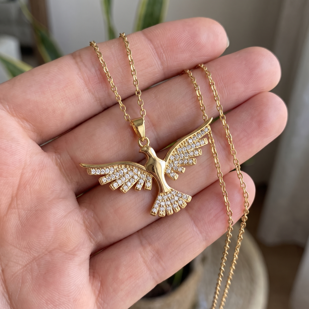 Collar Paloma del Espíritu Santo dorada con alas de circonias, colgante de paloma – escala real en la mano
