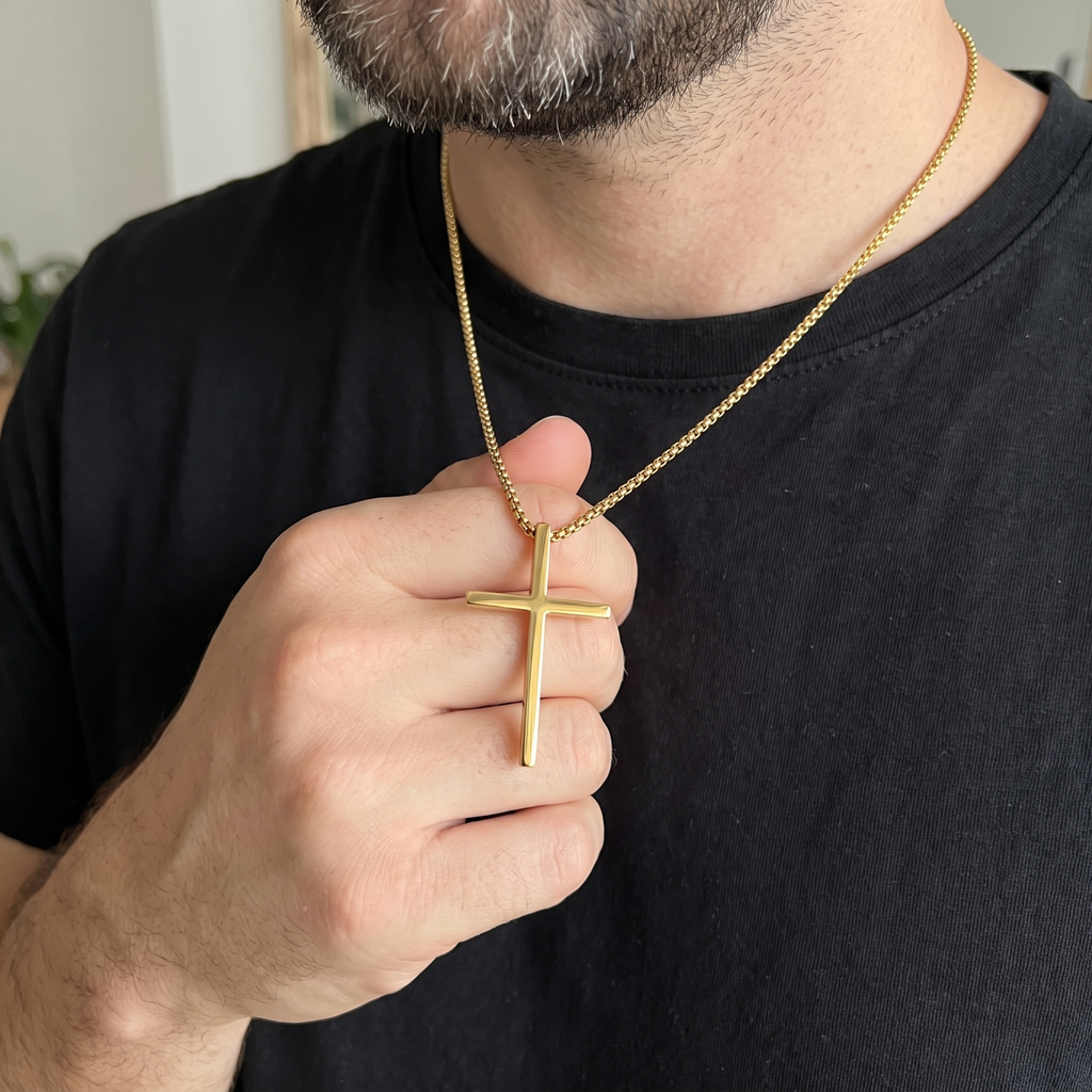 Collar Cruz Sencilla dorada, cruz cristiana clásica lisa pulida – puesta en el cuello de hombre