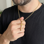 Collar Cruz Sencilla dorada, cruz cristiana clásica lisa pulida – puesta en el cuello de hombre