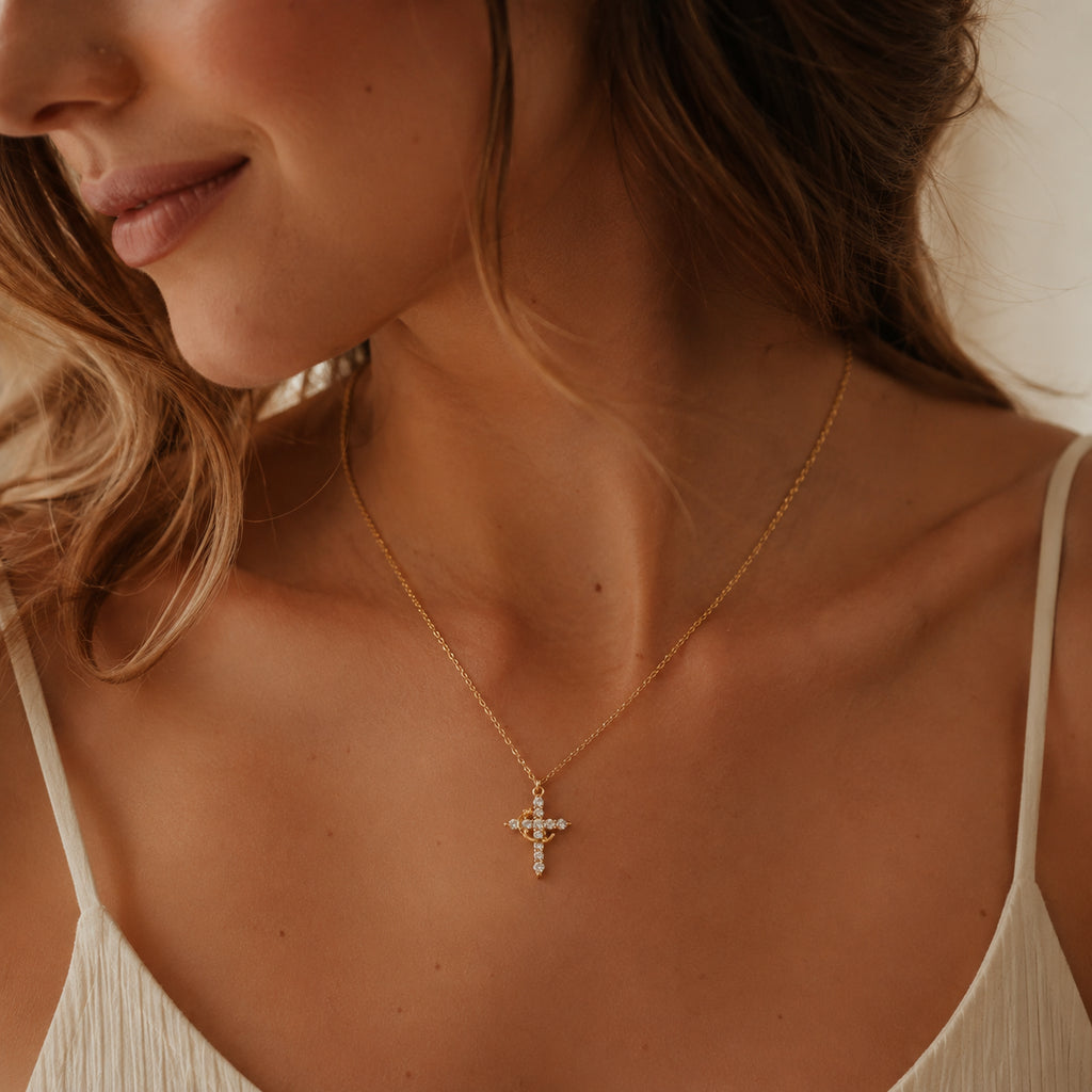 Collar de Cruz Giratoria con corona de espinas, cruz de circonias doradas – puesta en el cuello