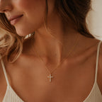Collar de Cruz Giratoria con corona de espinas, cruz de circonias doradas – puesta en el cuello