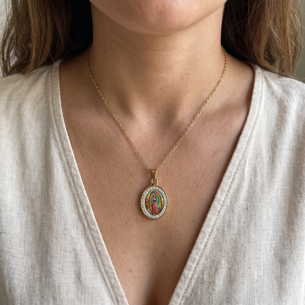 Collar Virgen de Guadalupe de acero inoxidable con imagen a color y circonias – puesta en el cuello