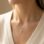 Collar de Mini Cruz en acero inoxidable montada en cadena box – puesto en el cuello