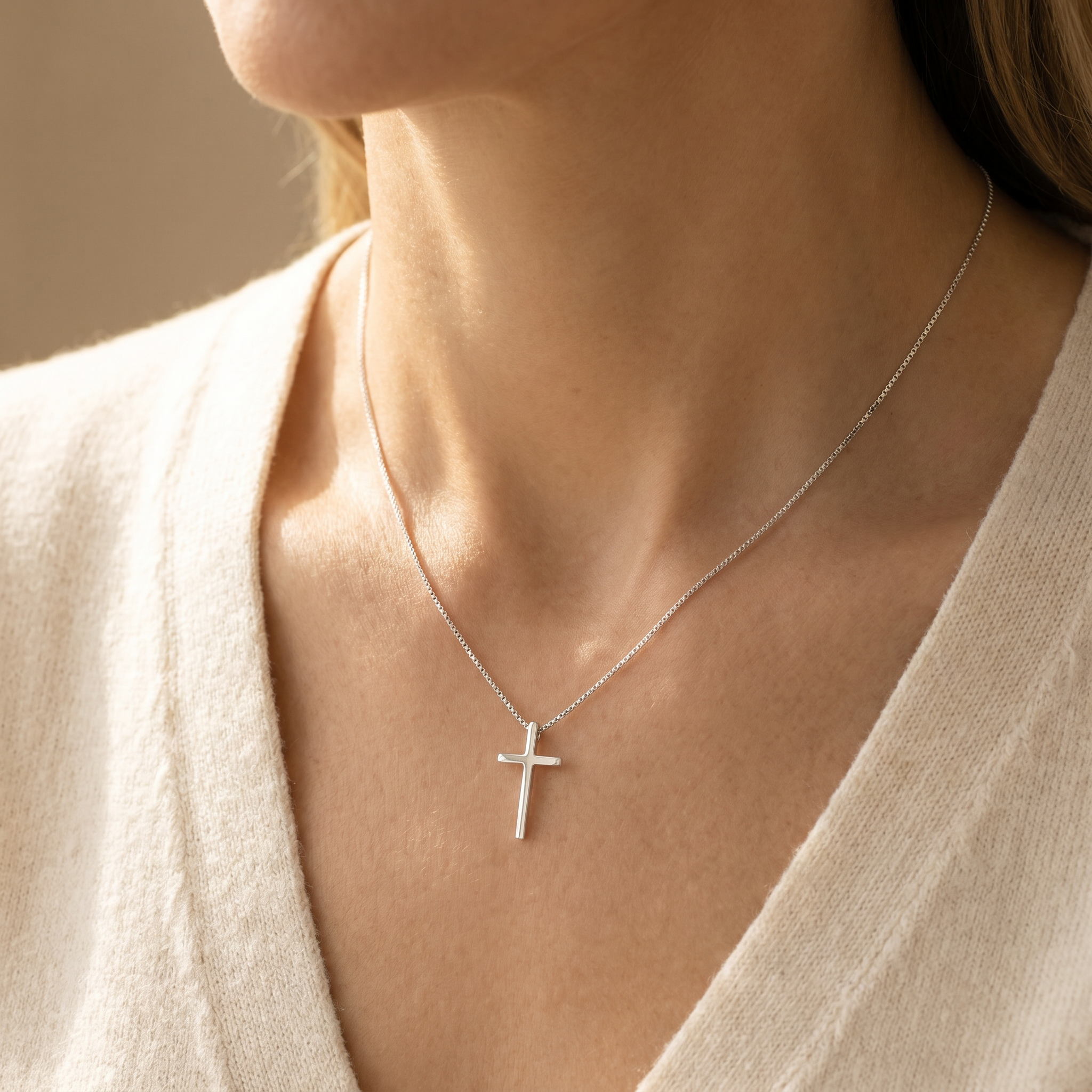 Collar de Mini Cruz en acero inoxidable montada en cadena box – puesto en el cuello