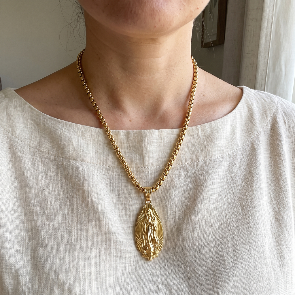 Collar Virgen de Guadalupe en forma de gota, relieve dorado con borde de rayos – puesta en el cuello