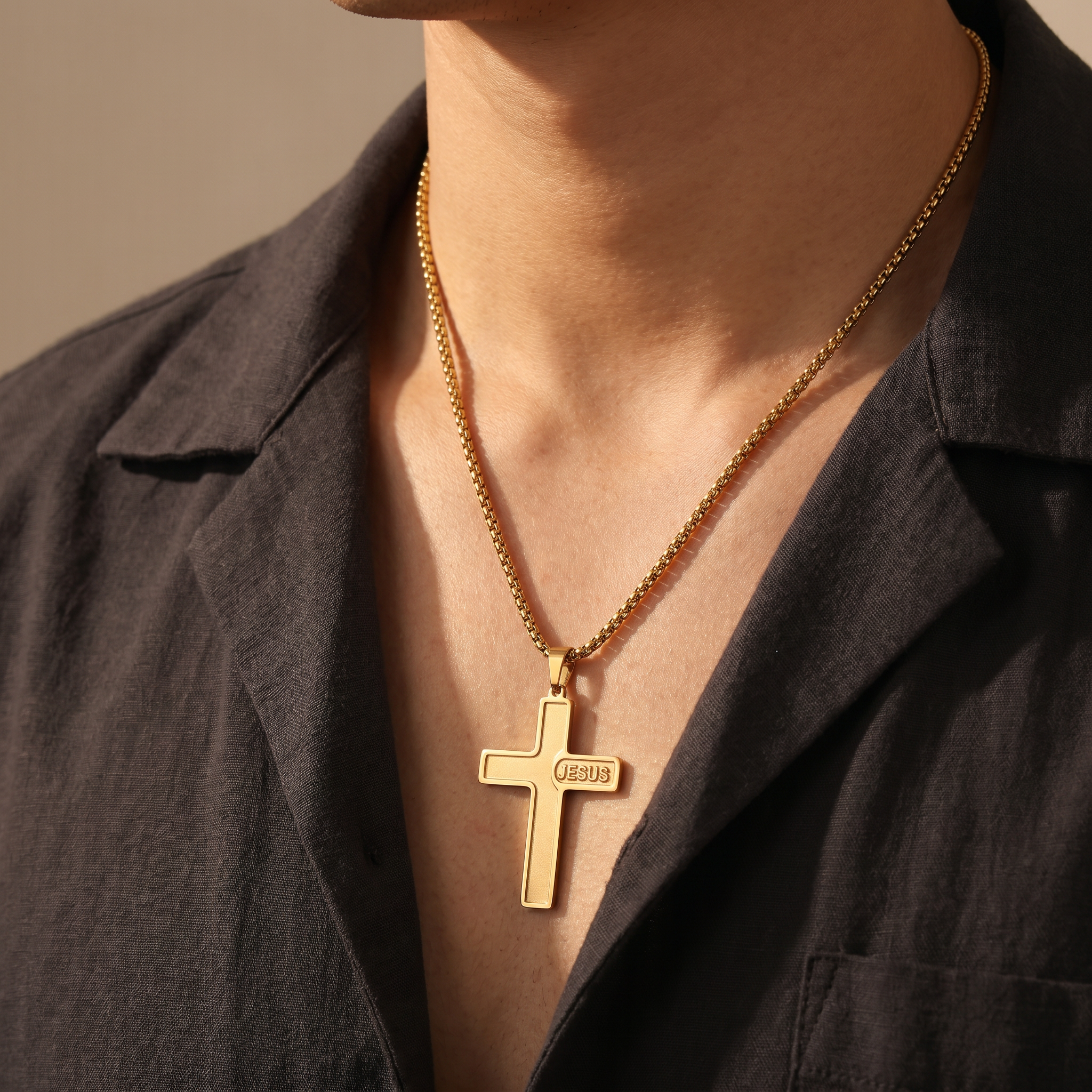 Amuleto de Cruz de acero inoxidable con la palabra JESÚS grabada – puesto en el cuello