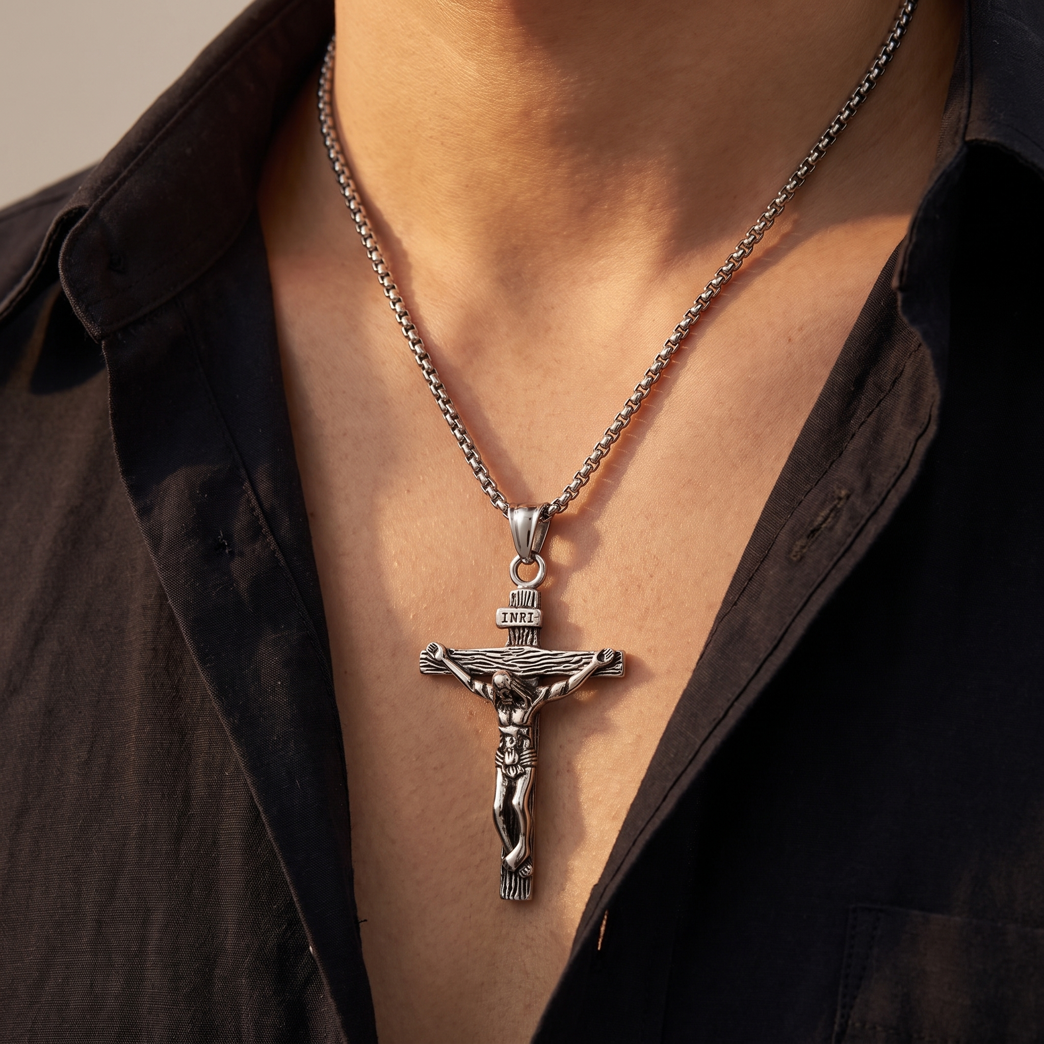 Colgante Crucifijo de Jesús con INRI en acero inoxidable 316L – puesto en el cuello