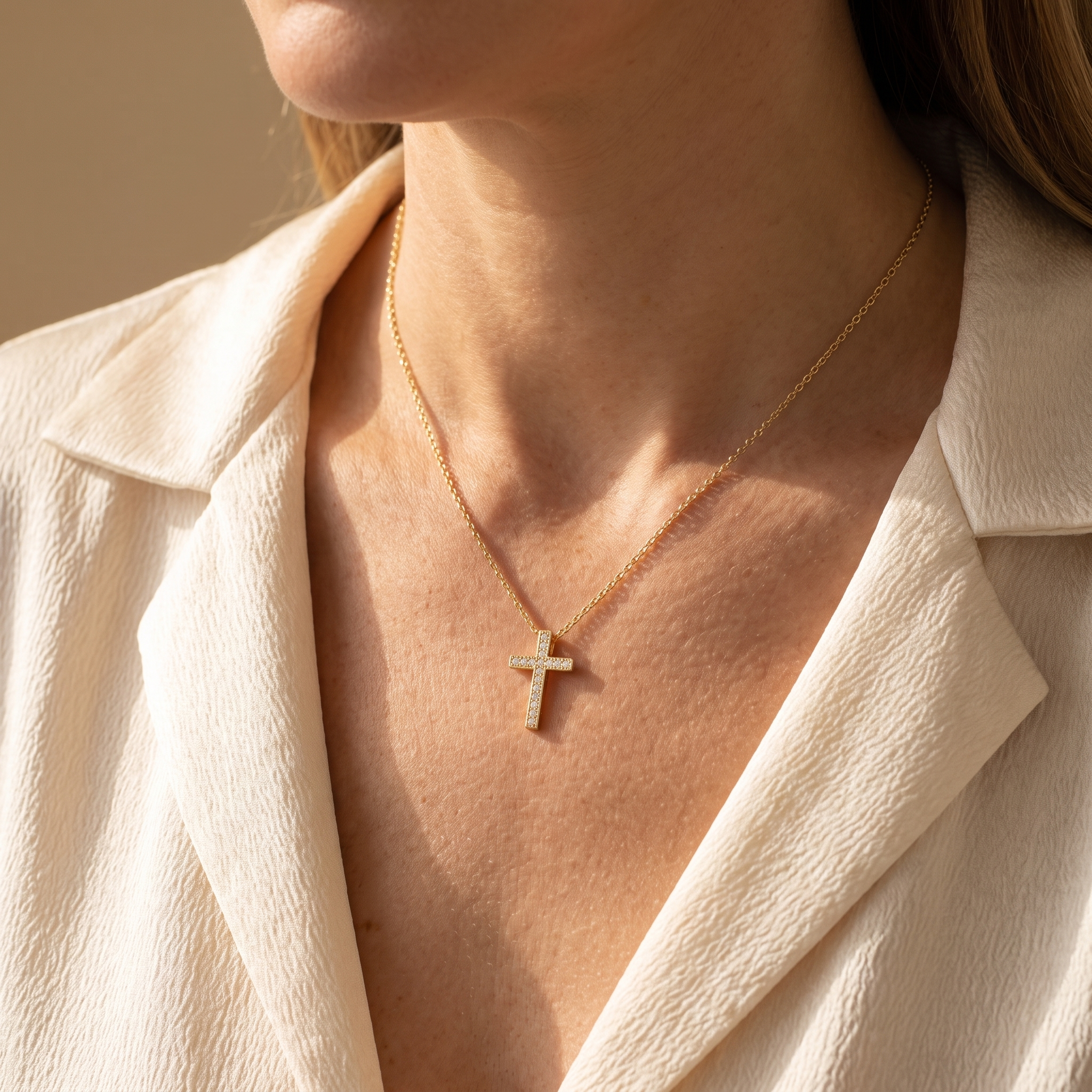 Collar de Cruz con circonias en oro 18K, cadena fina – puesto en el cuello